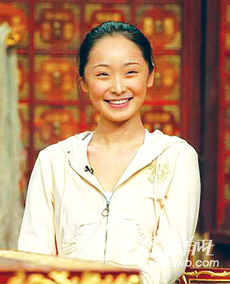 新谋女郎李曼初次亮相非常腼腆中新网4月18日电新快报消息,张艺谋