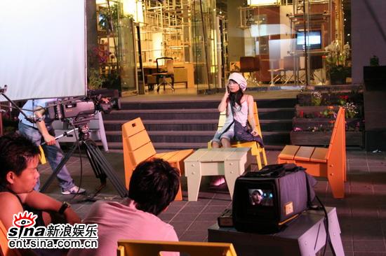 图文：李珉宇倾力助阵王恩琦MV--王恩琦在拍摄现场