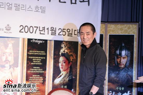 图文：张艺谋赴韩宣传《黄金甲》-张艺谋显帅气
