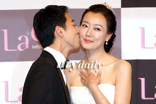 图文:韩国钢琴家李路马完婚-李路马亲吻新娘图片