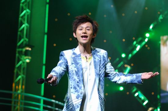 图文：何炅演唱《桅子花开》与观众真情互动