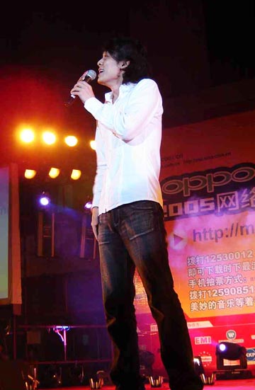 组图：网络歌曲排行榜长沙站体验王珏的深情