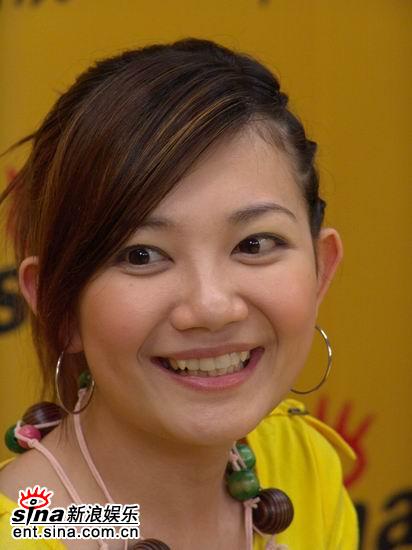 图文:马来西亚歌手梁静茹作客新浪-甜甜的笑