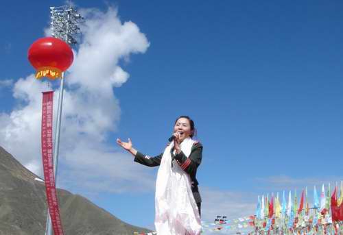 “漂亮美声”王莹西藏献声台上高歌台下吸氧