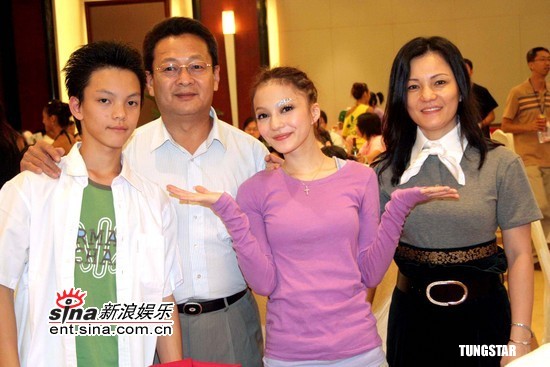 图文:张韶涵2006上海演唱会--张韶涵和家人们