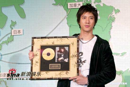王力宏发布04年压轴专辑《心中的日月》