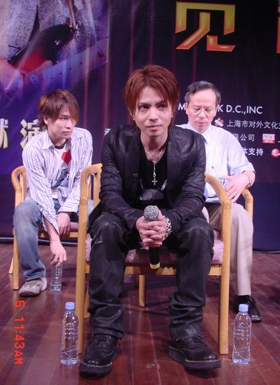 组图：彩虹乐队举行见面会主唱Hyde与歌迷交流
