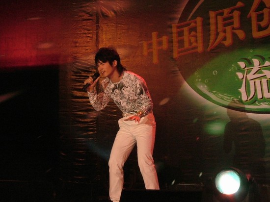 黄阅主打歌曲《兄弟》一举夺得排行榜冠军(图)
