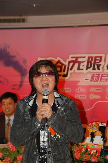 组图：杨臣刚以网络歌手为荣新歌欲再续传奇
