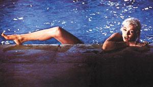 玛丽亚凯莉与男星缠绵泳池出浴拷贝梦露(组图)