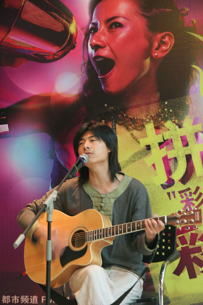 图文:彩铃明星现身北京西单--吉他歌手