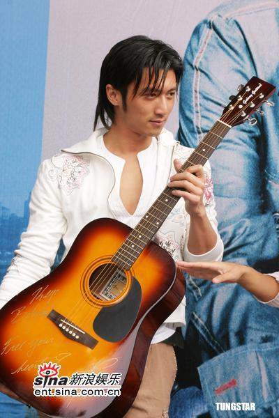组图:谢霆锋台湾举行签名会 义卖吉他献爱心