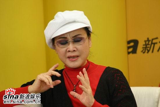 图文:《同一首歌》做客新浪聊天--李谷一清唱