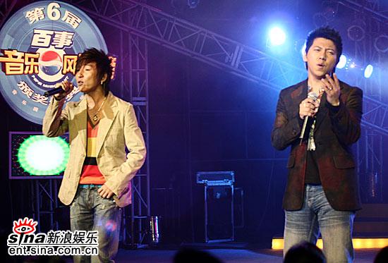 图文:张靓颖羽泉百事榜拉票-羽泉演唱民歌