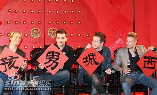 组图:西城男孩北京宣传新专辑现场挥毫秀书法