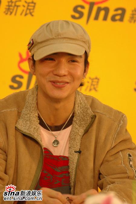 图文:刘畊宏做客新浪聊新专辑--害羞男生
