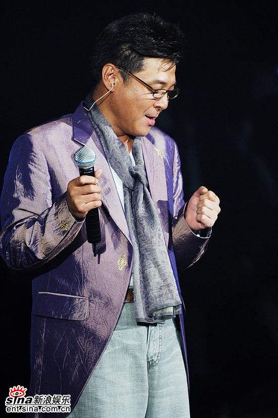 图文：姜育恒演唱会上海开锣--休闲西服不失时尚