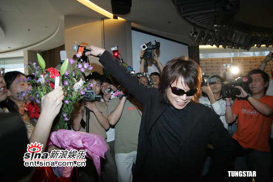 组图：伍佰墨镜亮相上海宣传新碟尽享歌迷拥抱