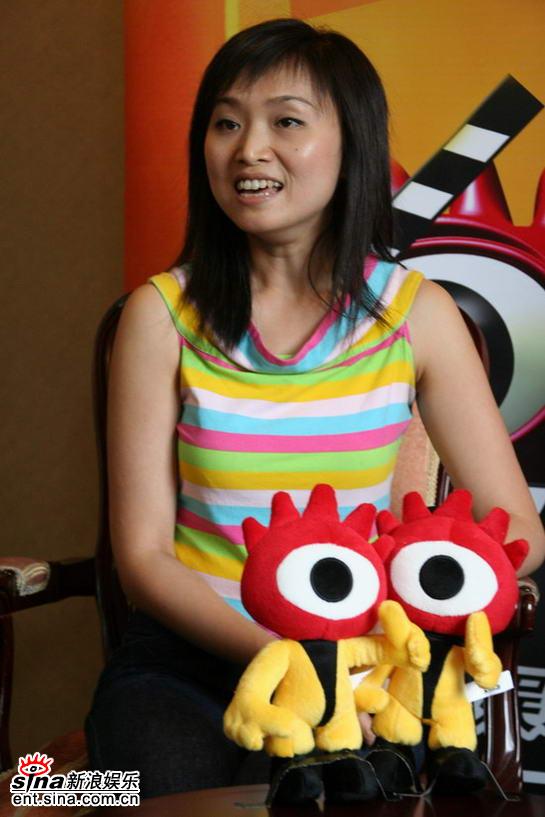 超级女声成都20强选手做客新浪--彭春霞(组图)