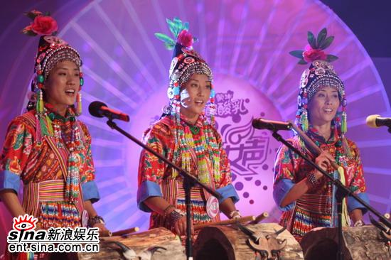 图文:三江组合着民族服饰上台表演打鼓