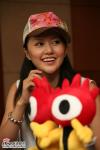 图文：超女成都10强做客新浪--谭维维戴俏皮帽