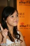 图文：超女成都10强做客新浪--阳蕾摆“V”字手势
