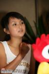 图文：超女成都10强做客新浪--吴雅梦手握拳头