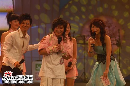 图文:刘悦首次穿粉红色衣服 笑言好像小香猪