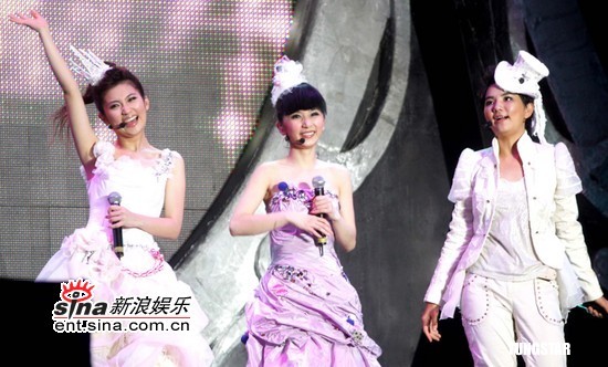 图文：S.H.E上海开唱--三人着古典装