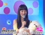 图文：超女广州赛区7进5-杜长蕊与可爱玩具熊