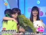 图文：超女广州赛区7进5-杜长蕊歌迷送来太阳花