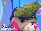 图文：超女广州赛区7进5-杜长蕊韩真真真情拥抱
