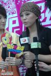图文：超女广州赛区决赛-韩真真赛后接受采访