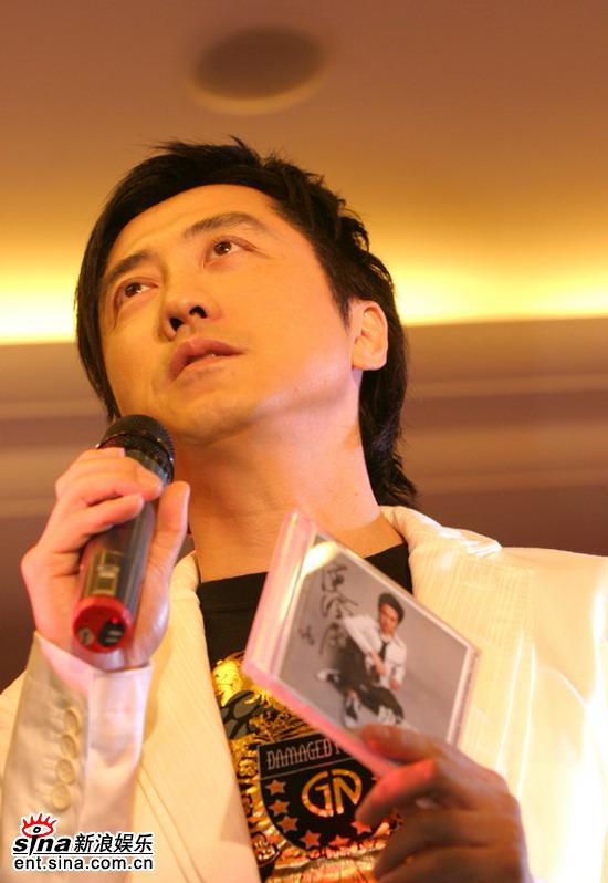 图文：庾澄庆北京发布新碟-深情演唱《戒不掉》
