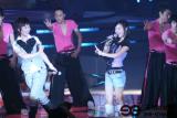 图文：超级女声总决赛8进6-巩贺胡灵登台表演