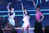 图文：超级女声总决赛8进6-巩贺胡灵配合默契