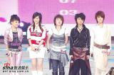 图文：超级女声总决赛6进5 厉娜仰望上空心情复杂