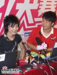 图文：超级女声总决赛6进5 许飞依旧谈笑风生