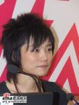 图文：超级女声总决赛6进5 许飞大眼睛有些无辜