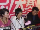 图文：超级女声总决赛6进5 三位超女评委祝福许飞