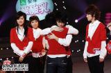 图文：超女总决赛5进4--厉娜拥抱尚雯婕