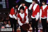 图文：超女总决赛5进4--谭维维将厉娜扶起
