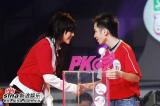 图文：超女总决赛5进4--谭维维与大众评委握手