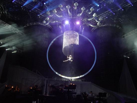 图文:蔡依林上海演唱会开唱--吊在空中