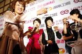 图文：超女总决赛落幕举办庆功宴 一起举杯庆祝