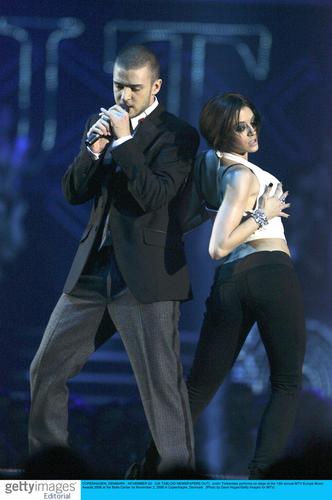 图文:2006MTV欧洲音乐奖--贾斯汀与美女调情