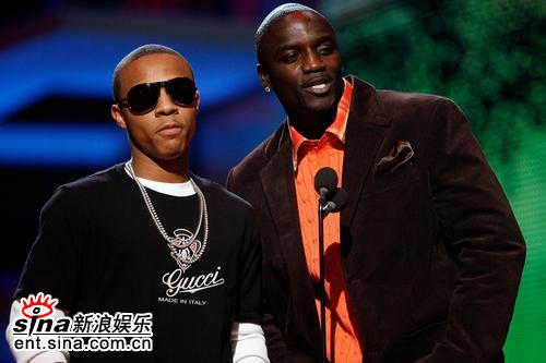 图文:说唱歌手Bow Wow、Akon担任颁奖嘉宾