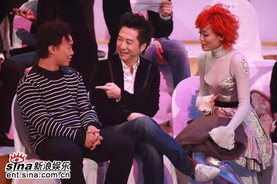 图文：TVB8金曲榜颁奖-陈奕迅庾澄庆容祖儿聊天