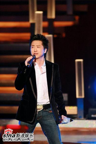 图文：06TVB8金曲榜颁奖礼-庾澄庆获奖演唱(6)