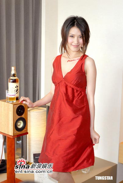 组图：徐婕儿丝缎睡裙露乳沟音乐疗养对抗压力